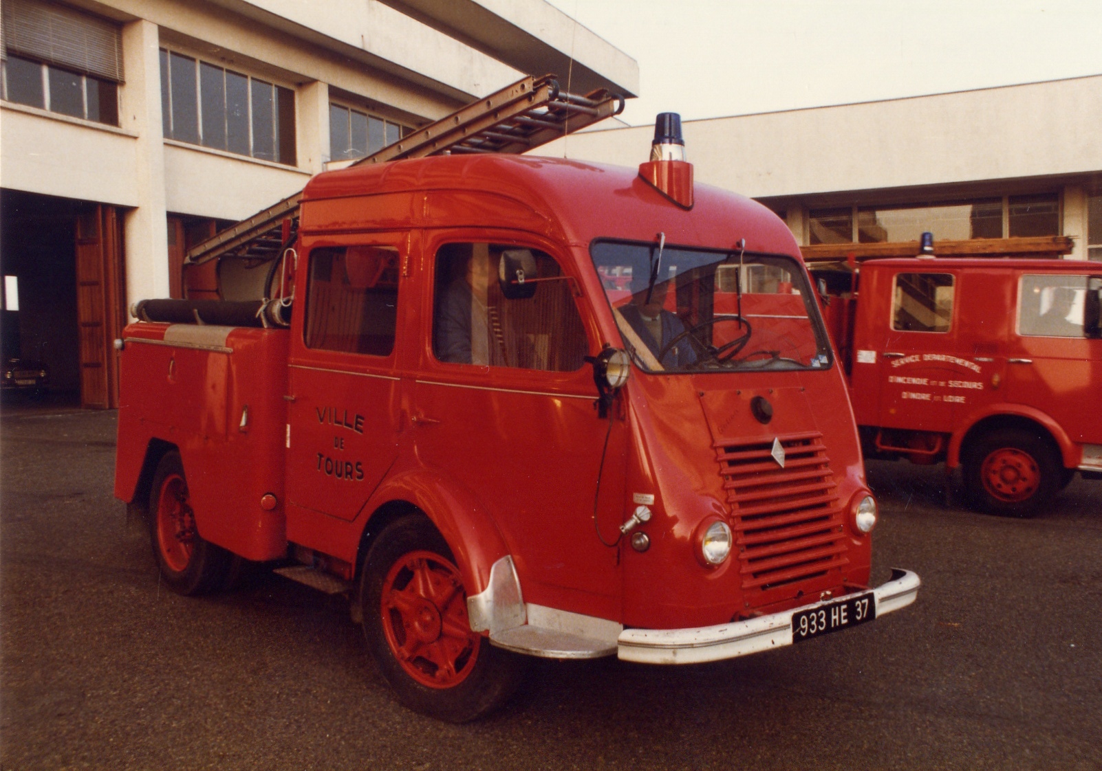 37.TOURS.02.82..jpg