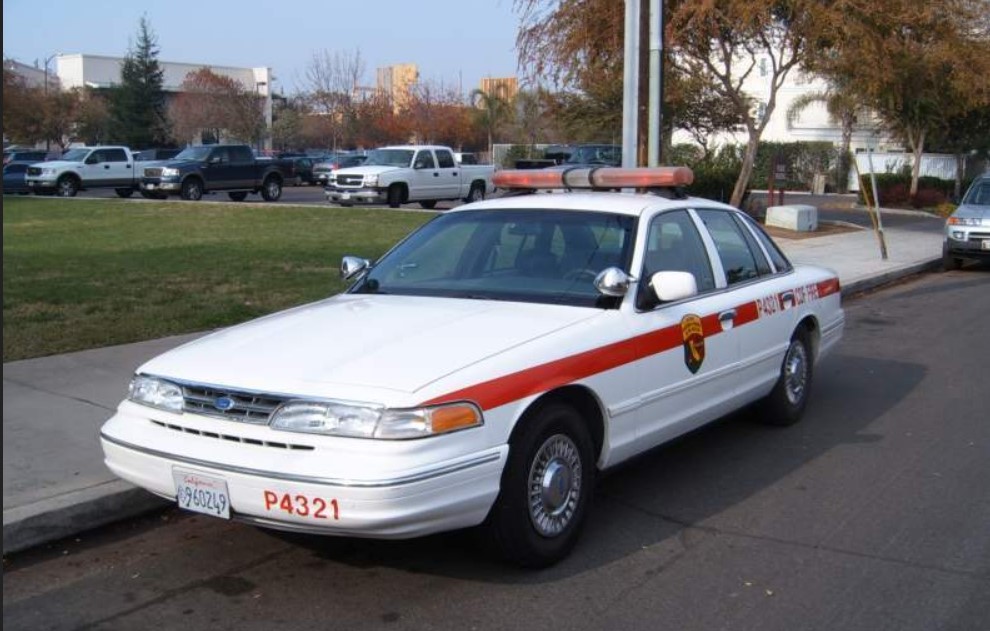 Ford Crown Victoria Cal Fire P4321 (1).jpg