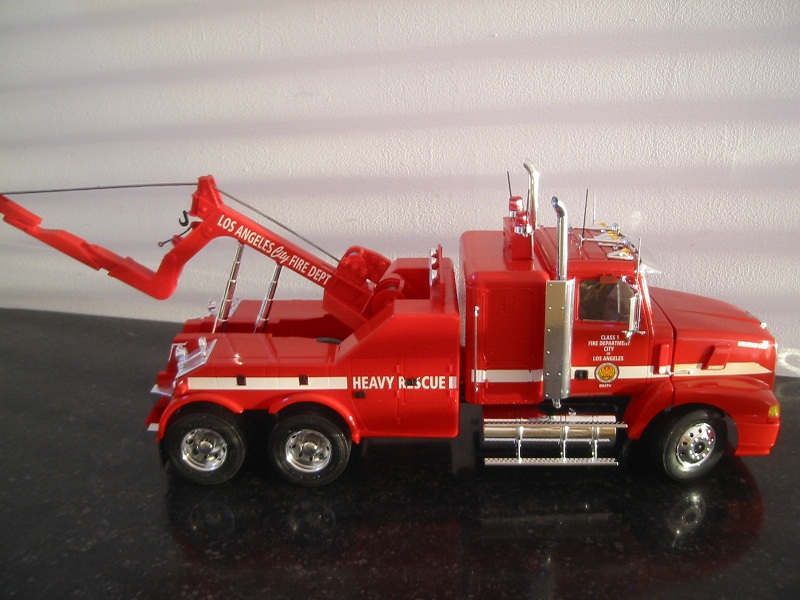 Western Star Heavy Rescue LA City FD d (Italeri).jpg