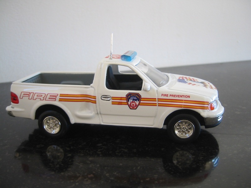 Ford F150 Pick-up FDNY Prévention g (Perso-Cararama).jpg