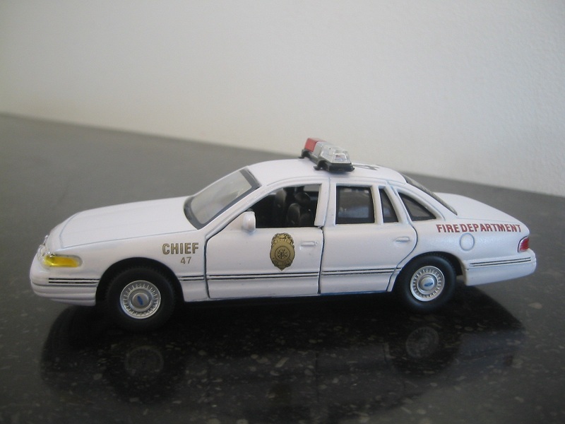 Ford Crown Victoria Fire Chief 47 g (Perso-Cararama).jpg