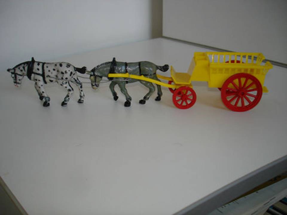JOUETS ANCIENS ATTELAGE avec une remorque BEUSEN ET SORDET et 2 CHEVAUX.jpg