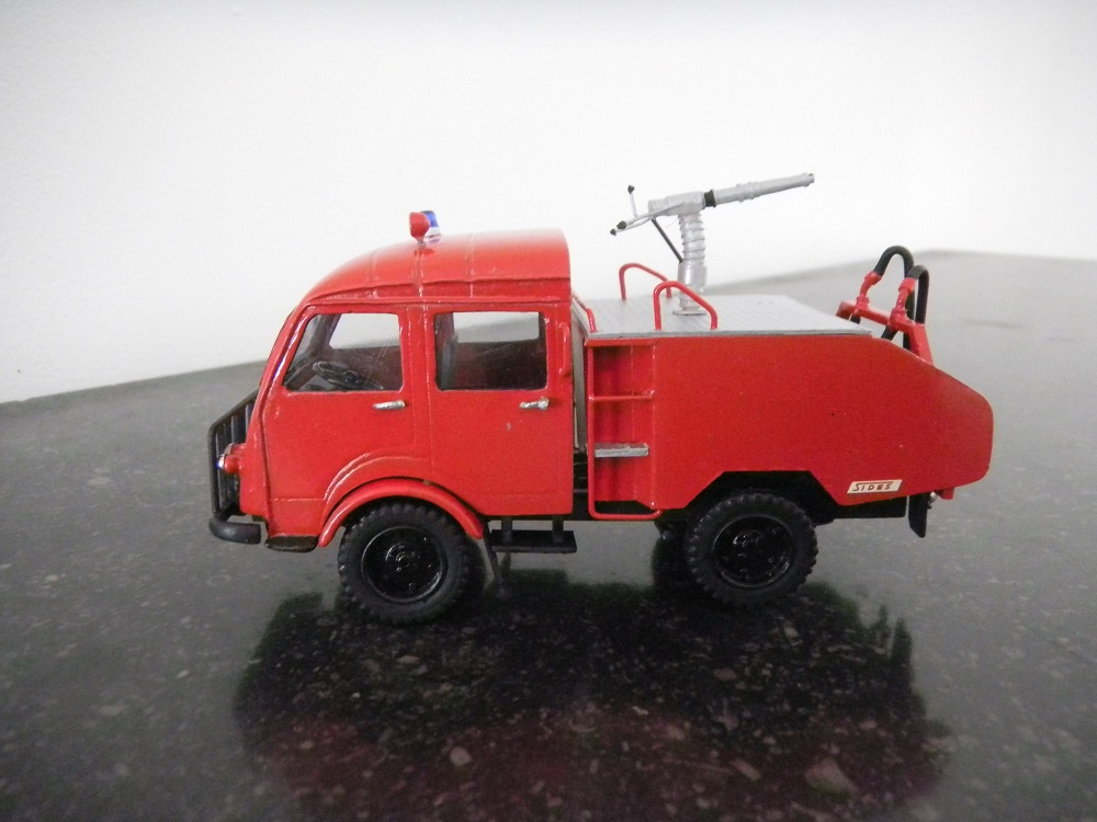 Renault R2240 VIR 1800 SIDES.JPG