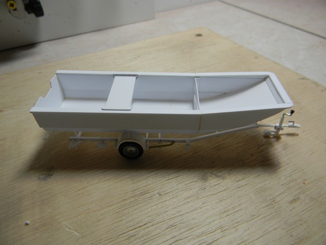 EMB- Présentation barque avec assise et rangement sur remorque 002.jpg