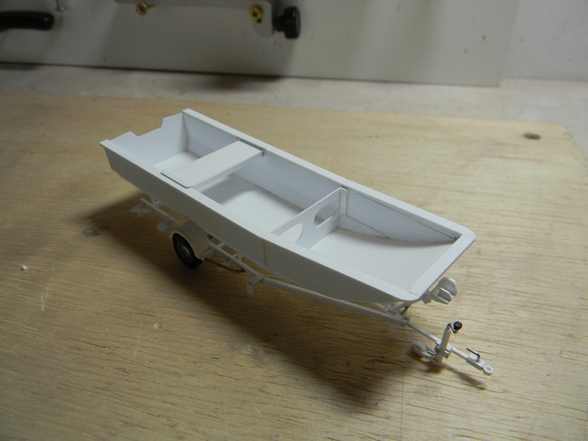 EMB- Présentation barque avec assise et rangement sur remorque 001.jpg