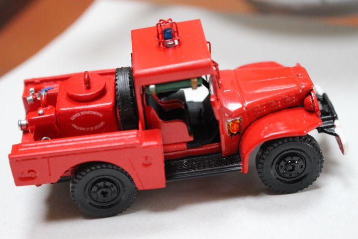 F DODGE 4X4 Pez coté d.jpg