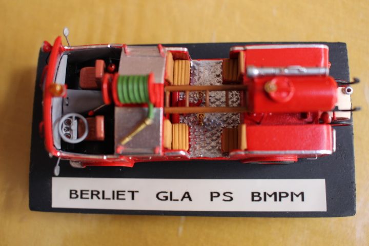 F BERLIET GLA DESSUS socle.jpg