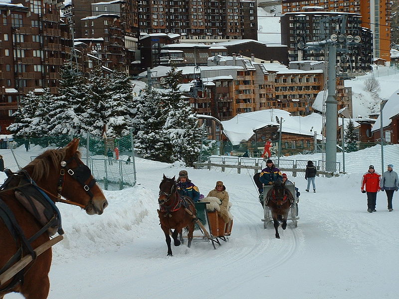 800px-Avoriaz_taxis.jpg