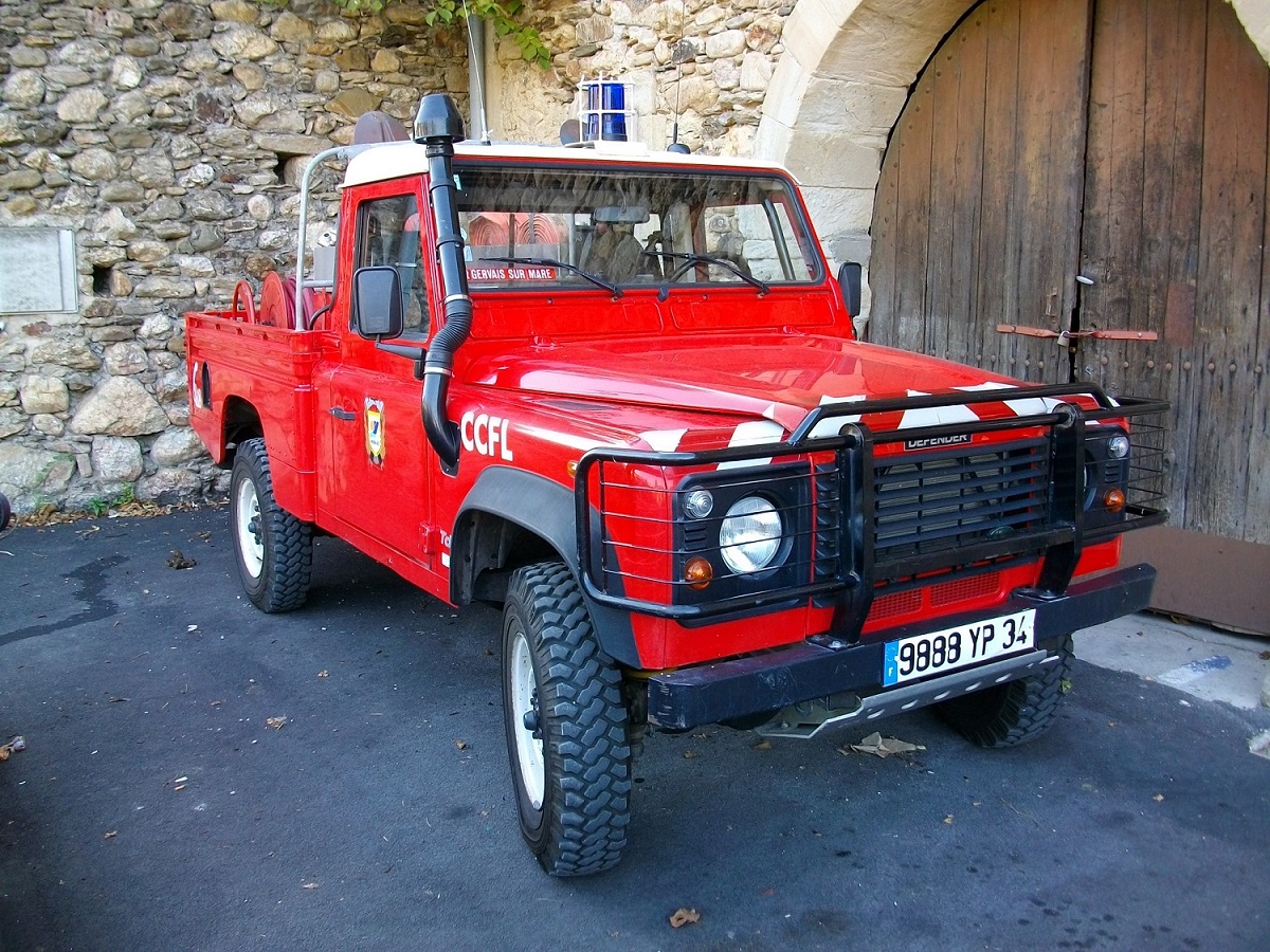 YP 9888 CCFL Land Rover St Gervais (1).JPG