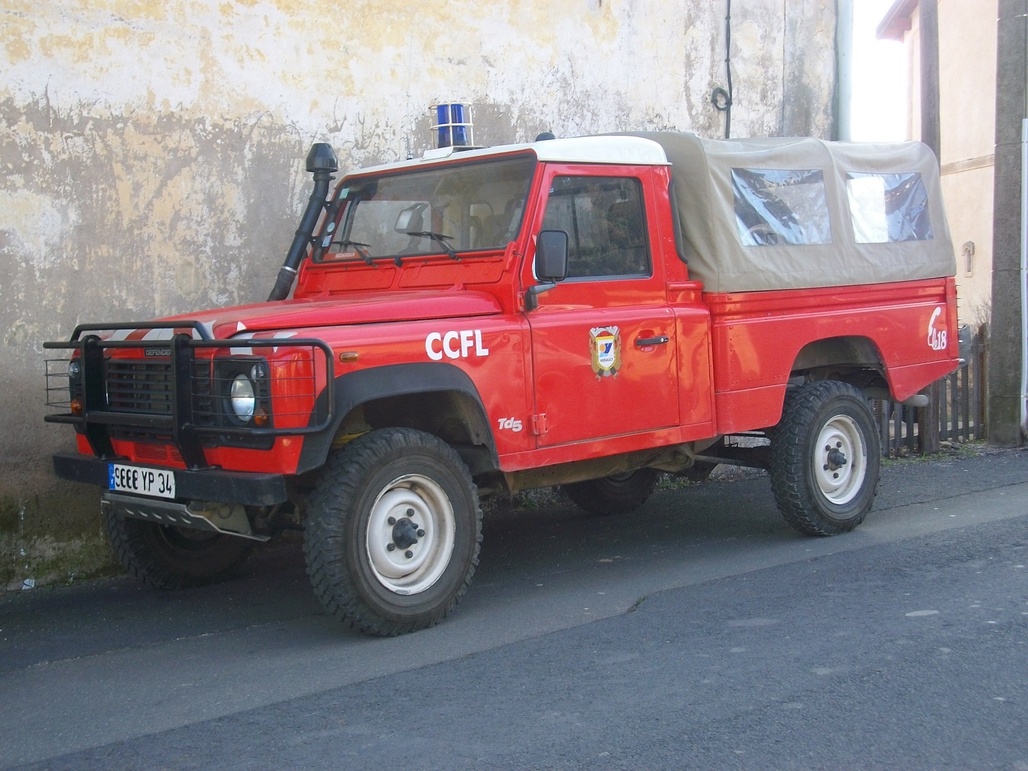 YP 9888 VABD Land Rover 110 PU Bedarieux (1).JPG