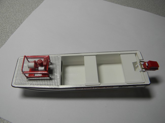 BRS- Pose à blanc motopompe sur barque 003.jpg