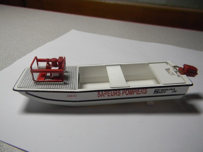 BRS- Pose à blanc motopompe sur barque 002.jpg