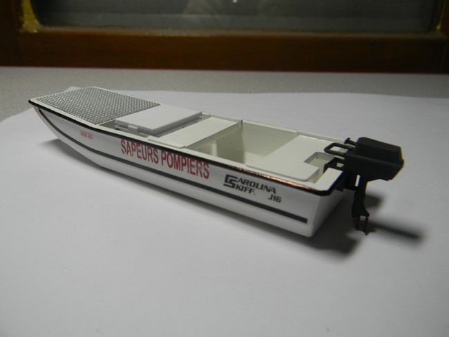 BRS- Pose à blanc caisse dans barque avec moteur peint 002.jpg