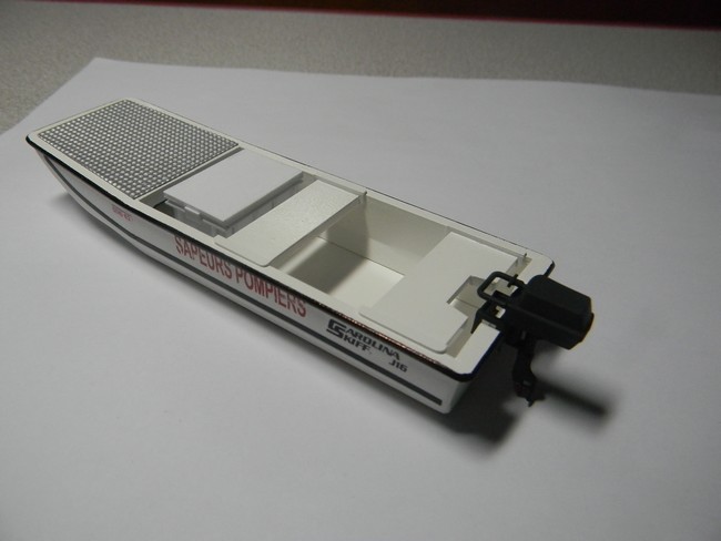 BRS- Pose à blanc caisse dans barque avec moteur peint 001.jpg