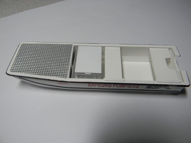 BRS- Pose à blanc caisse dans barque 001.jpg