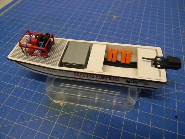 BRS- Pose à blanc gilets de sauvetage dans barque 001.jpg