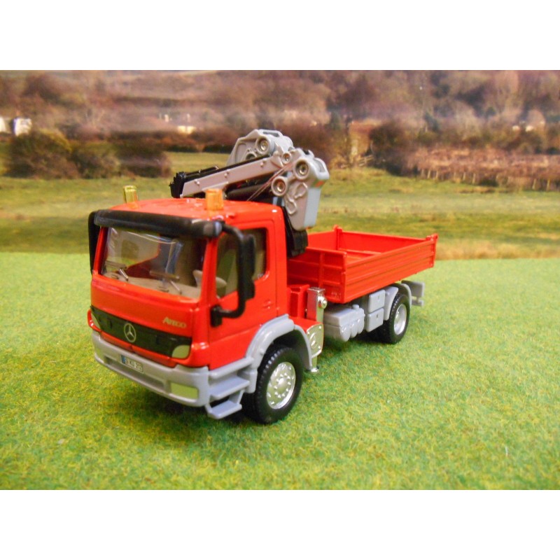 siku-150-mercedes-atego-lorry-hiab-crane-figures-barriers.jpg