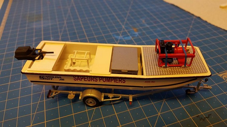 BRS- Aperçu moto-flottante dans barque avec remorque 001.jpg