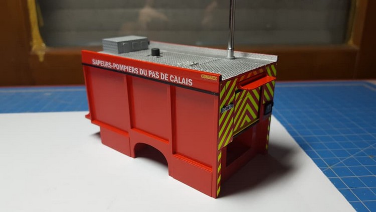 FPTSR- Pose décalcos sur caisse 003.jpg