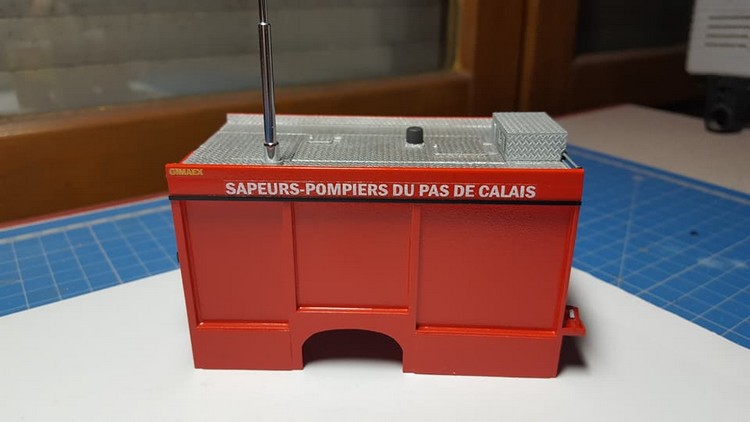 FPTSR- Pose décalcos sur caisse 002.jpg