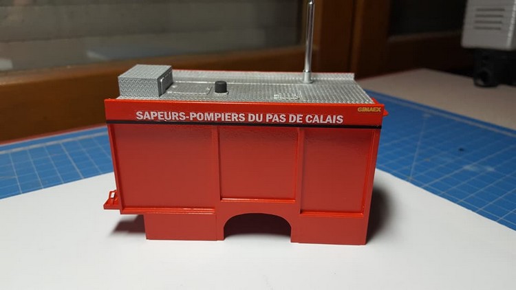 FPTSR- Pose décalcos sur caisse 001.jpg