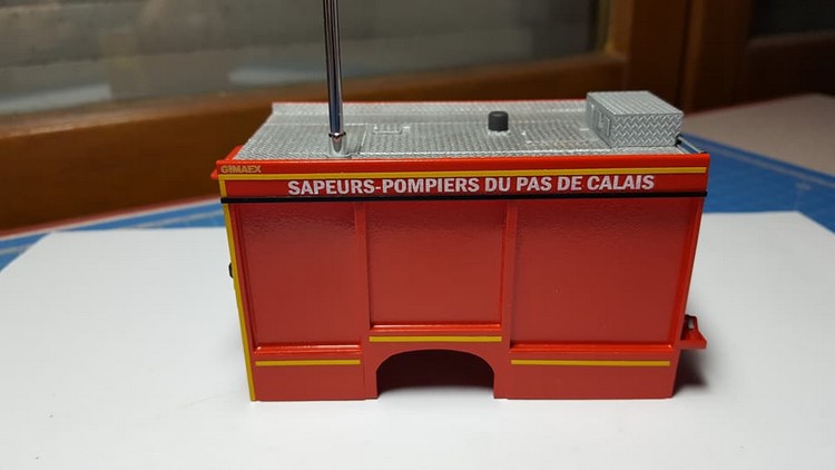 FPTSR- Pose bandes jaunes latérales sur caisse 002.jpg