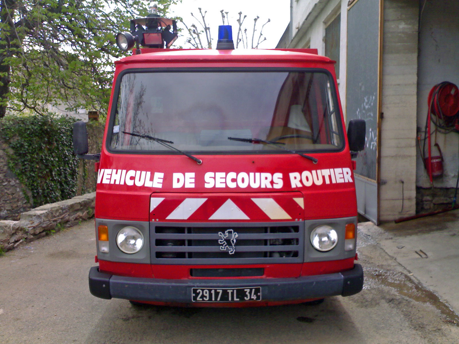 TL 2917 VSR Peugeot J9 Sides Servian (3).jpg