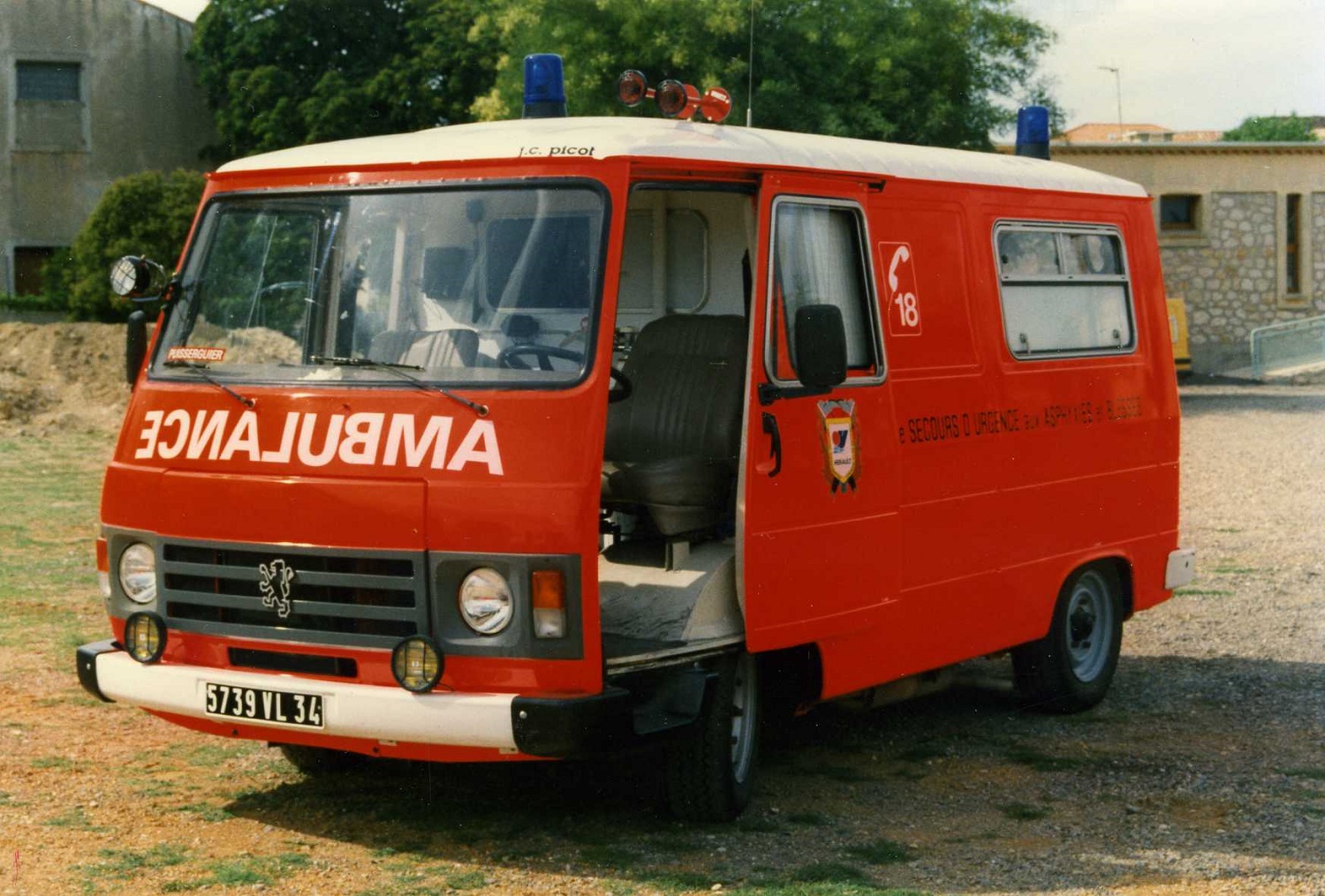 VL 5739 VSAB Peugeot J9 Picot Puisserguier (2).jpg