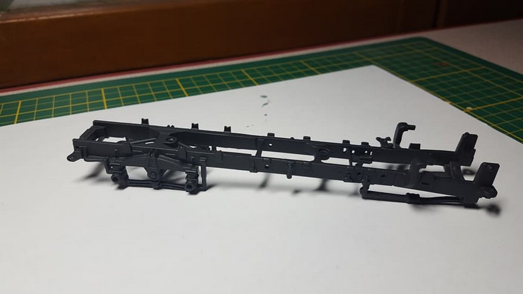 CPCE- Ponçage et peinture châssis 002.jpg