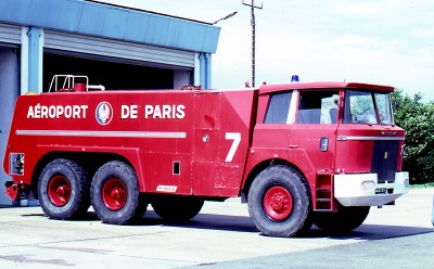 - Aéroport d'Orly 1975 Willème ravitailleur 1.jpg
