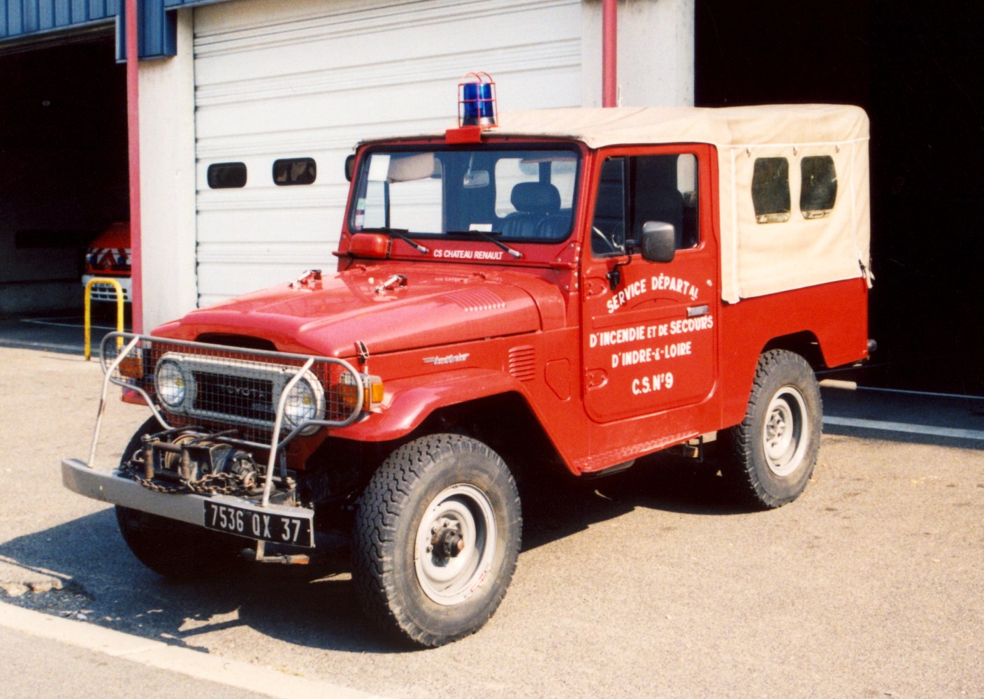 37 Chateau Renault Toyota Land Cruiser VLTT.jpg